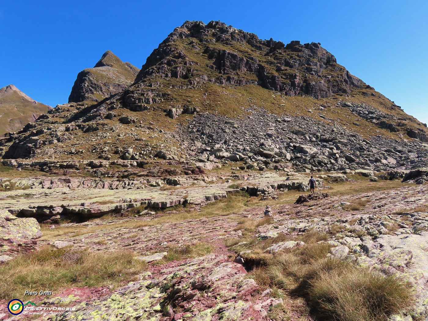 16 Poco sopra il Passo prendiamo  sentiero per Passo ValsanguignoW e Pizzo Farno.JPG